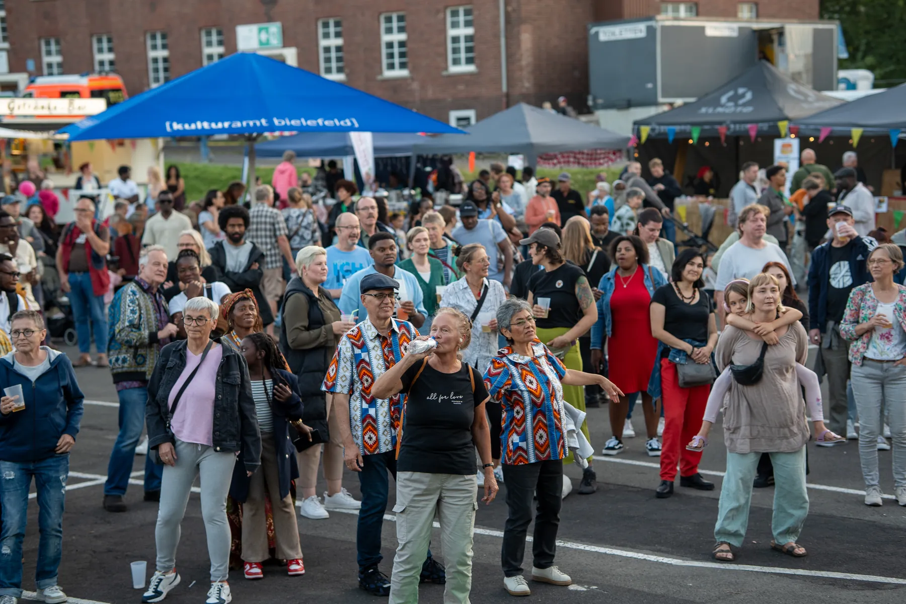 Publikum vor der Bühne beim OWL Afrofestival