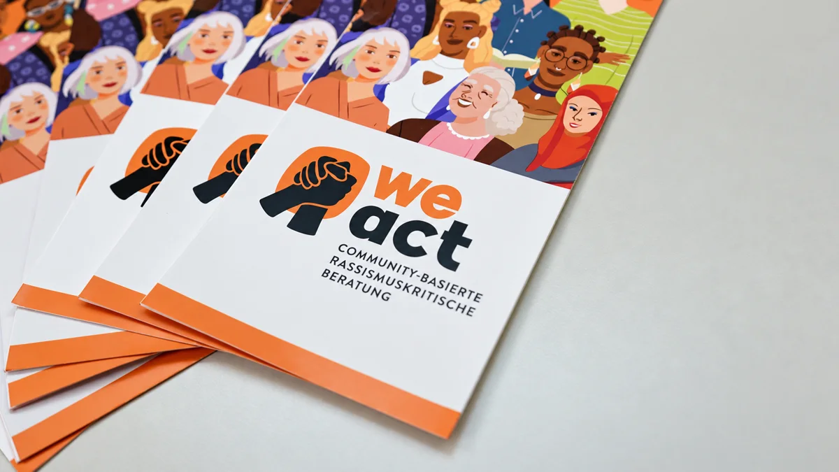 Flyer von weact, community-basierte rassismuskritische Beratung