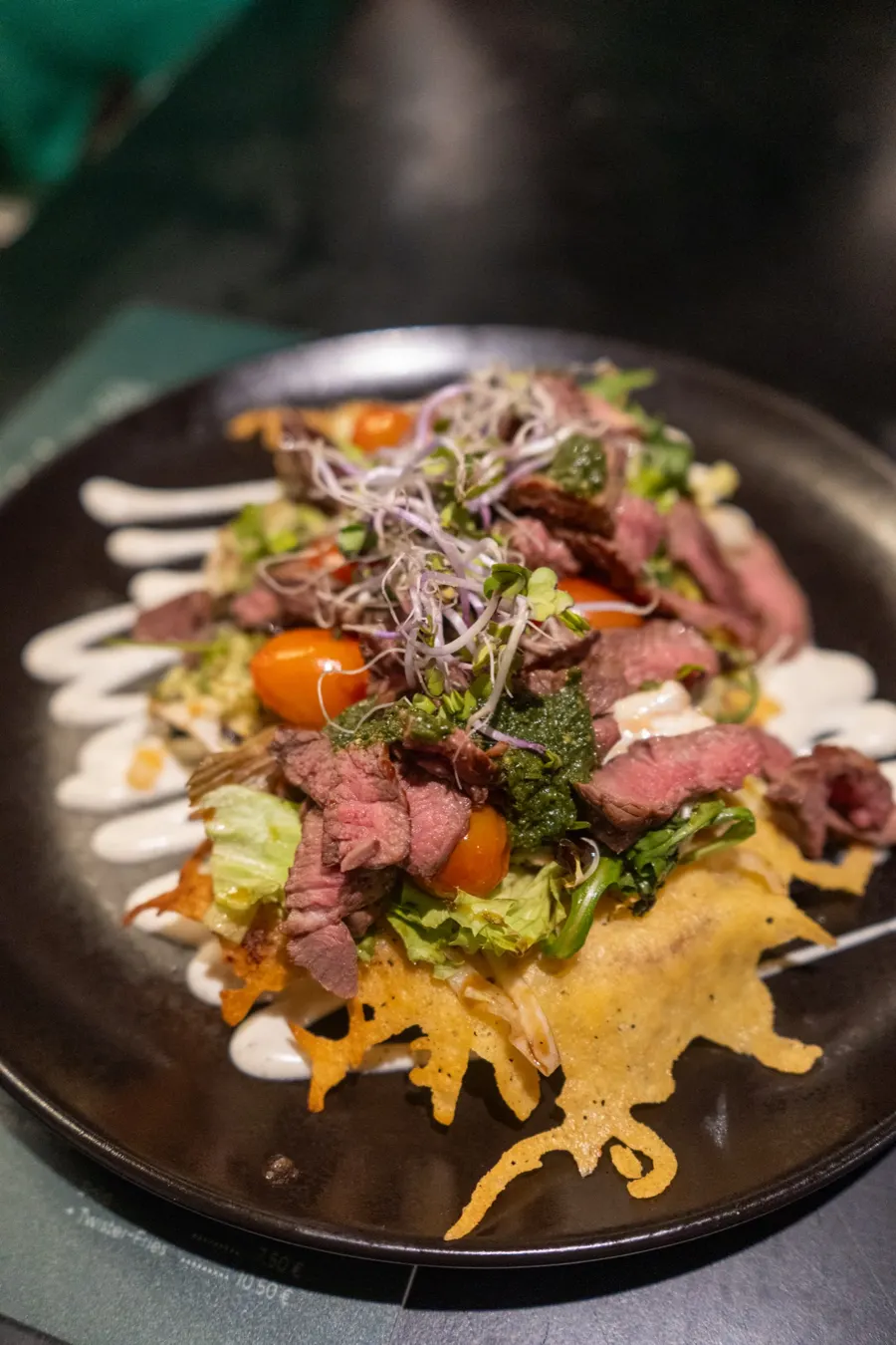 Salat mit Rindfleisch und Sprossen