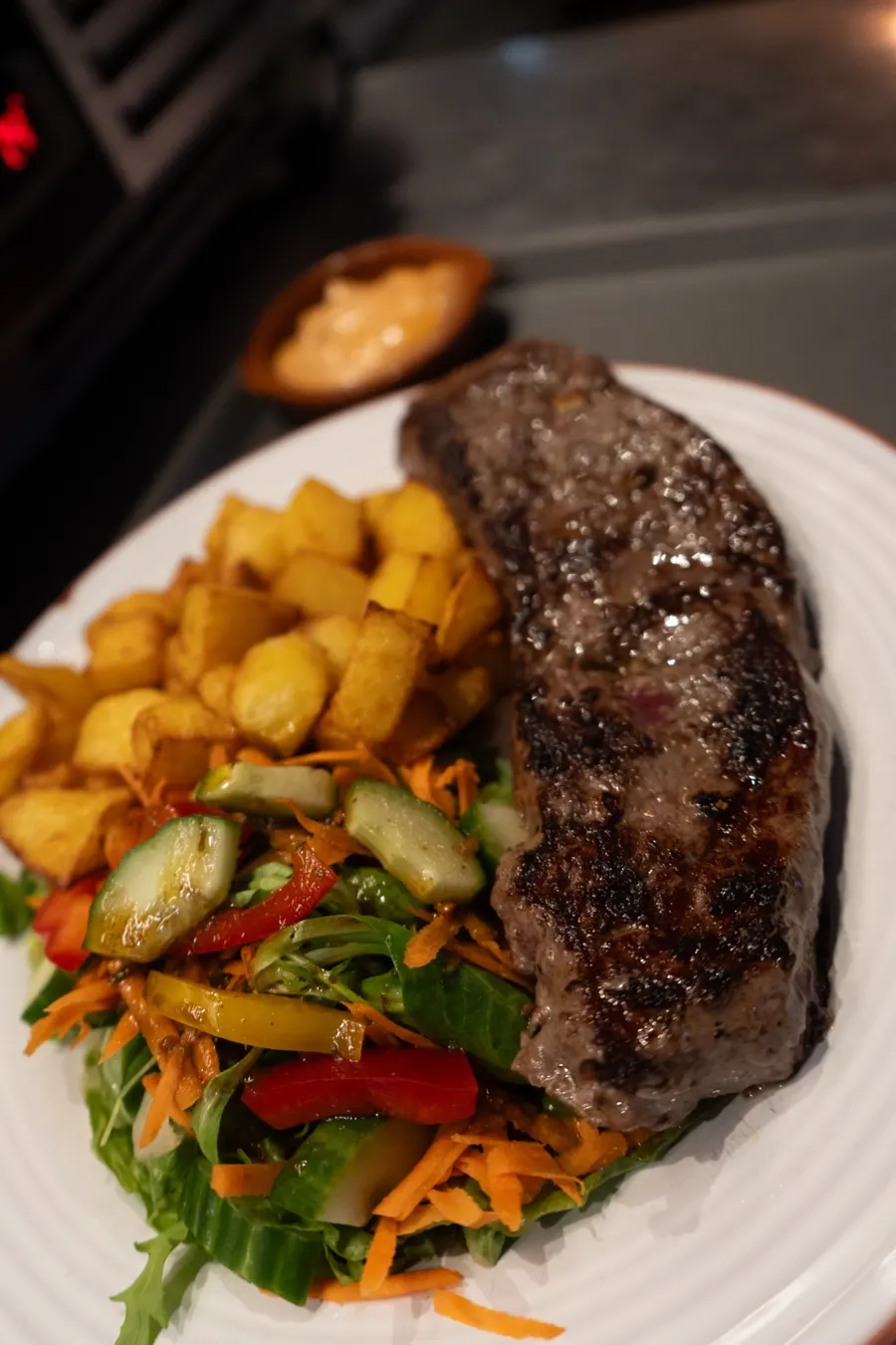 Steak mit Bratkartoffeln und Salat