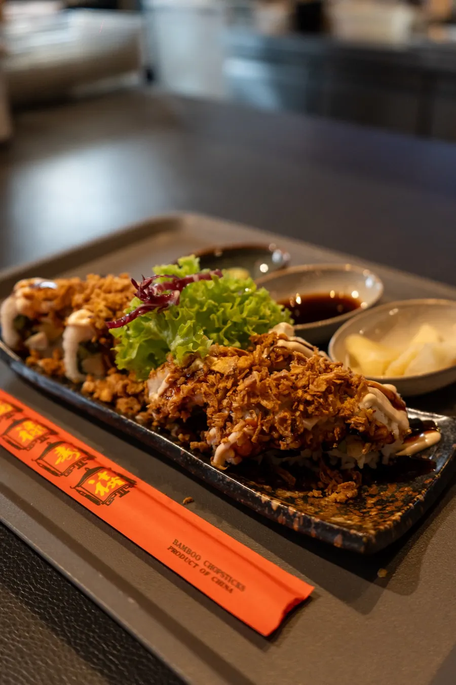 Sushi auf einem Holzbrett