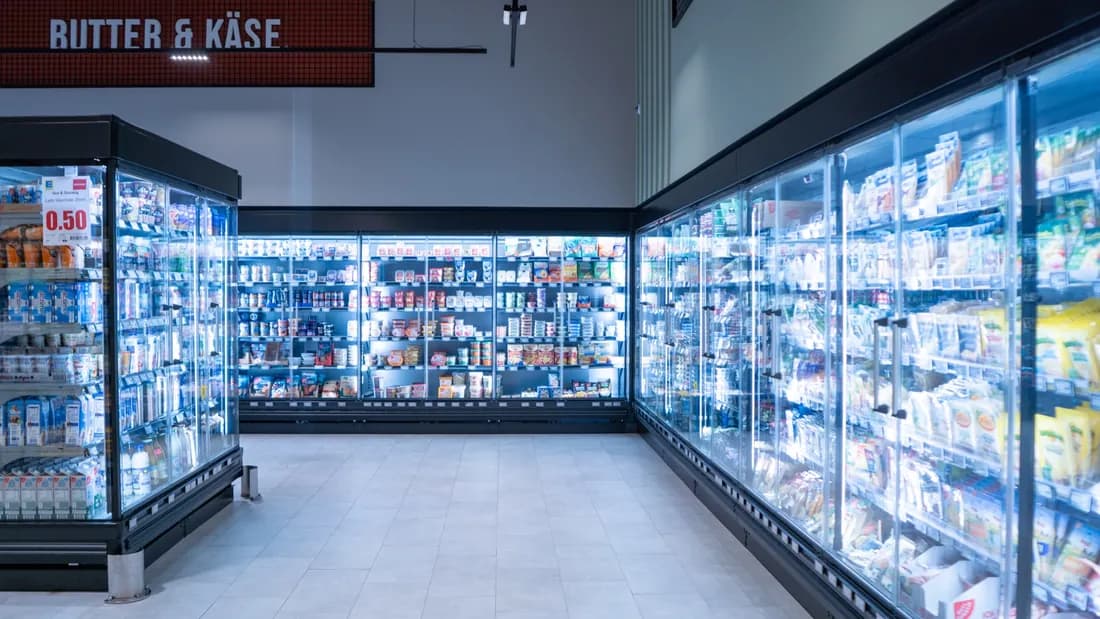 Beleuchtete Kühlregale in einem Supermarkt
