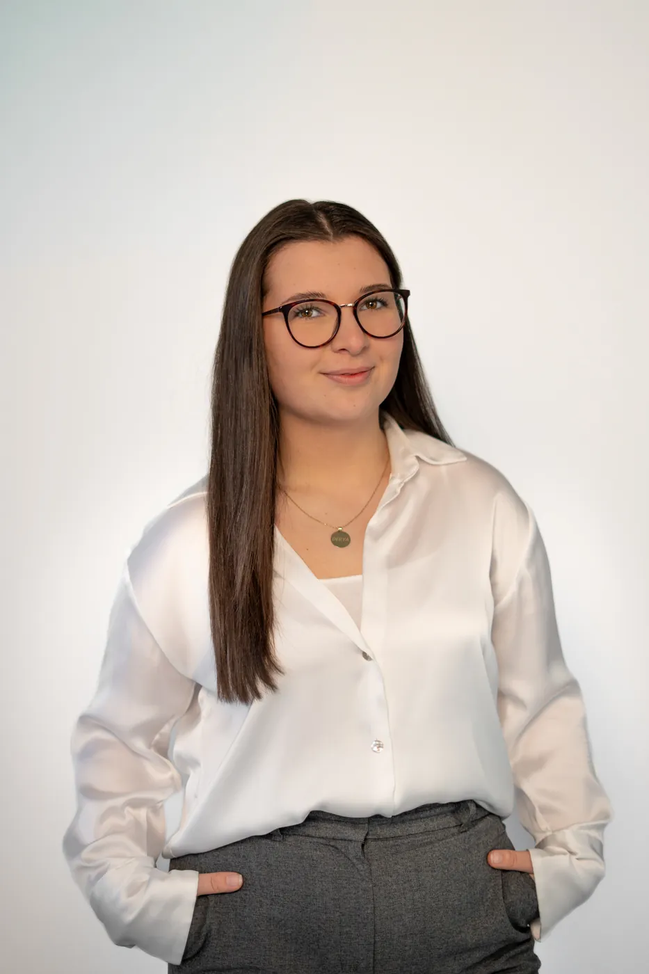 Porträt einer Mitarbeiterin vor hellem Hintergrund