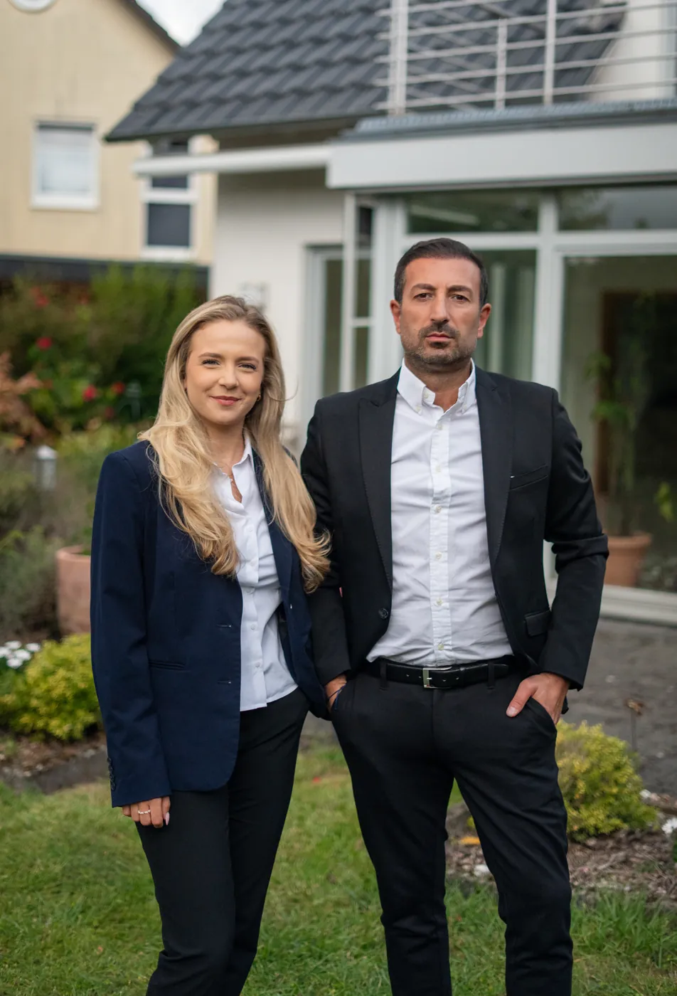Team von MY Immobilien vor einem Wohnhaus