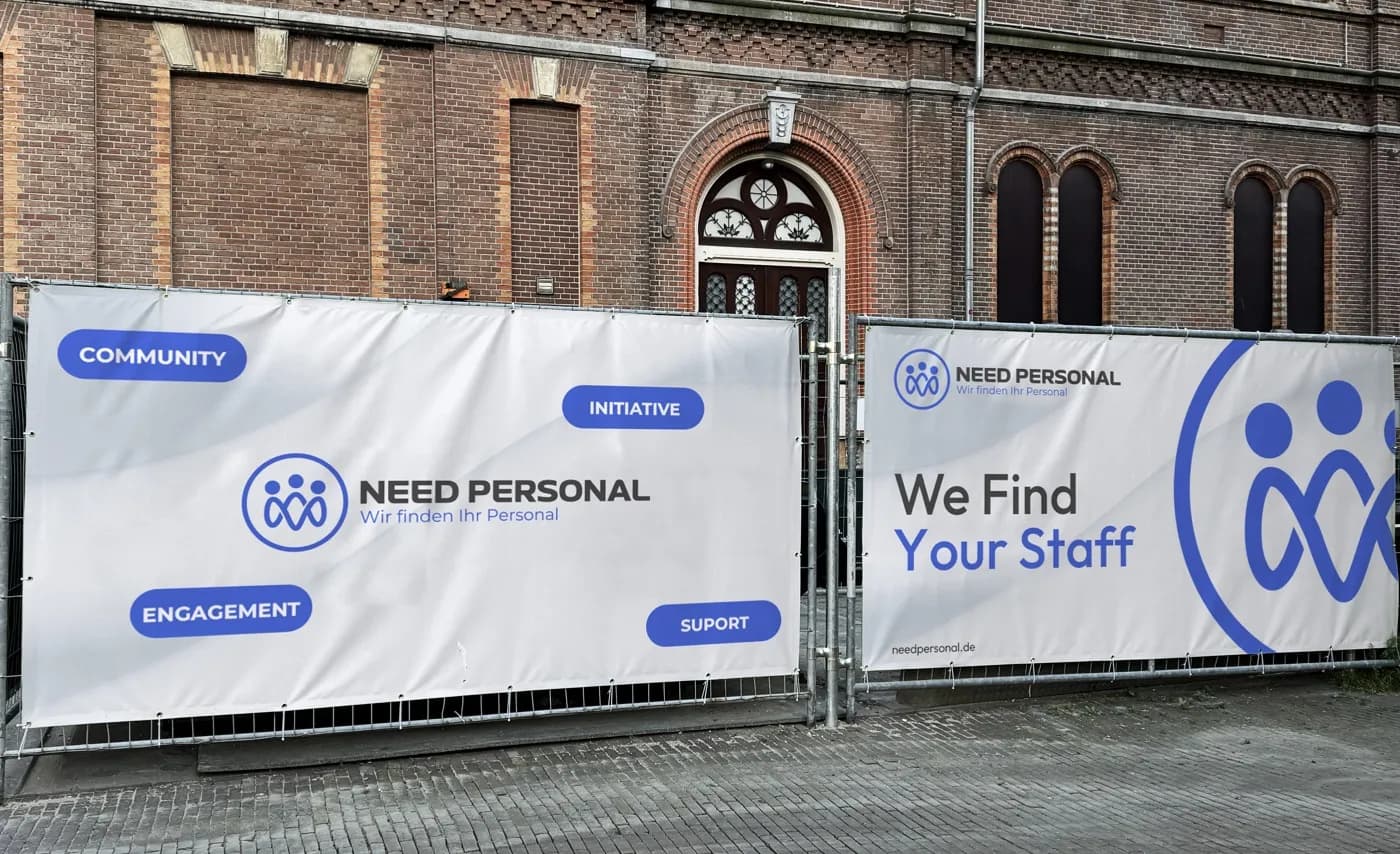 Bauzaun-Banner mit We Find Your Staff