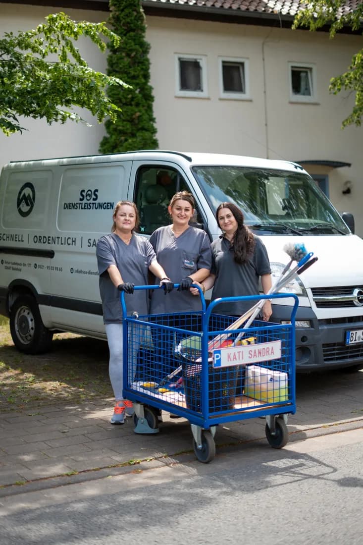 Team vor dem Firmenwagen