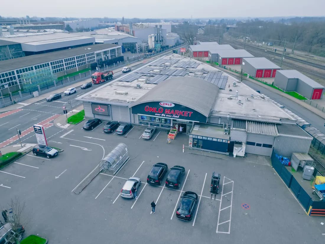 Filiale von oben mit Parkplatz
