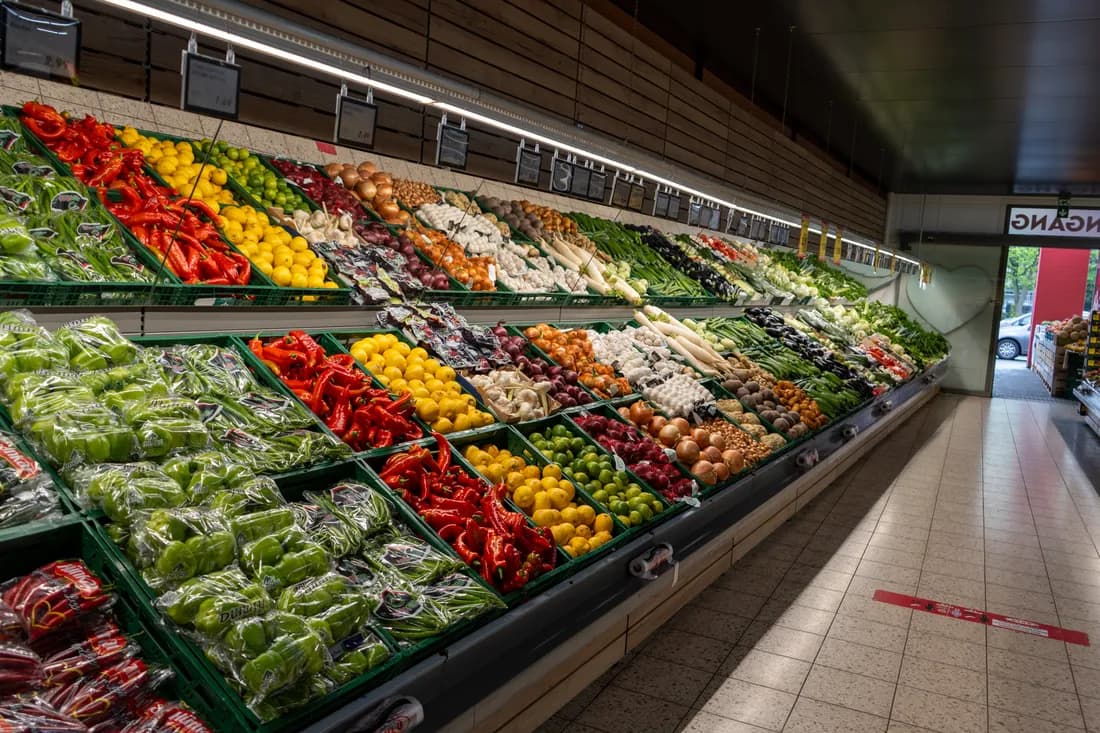 Gang mit Obst und Gemüse